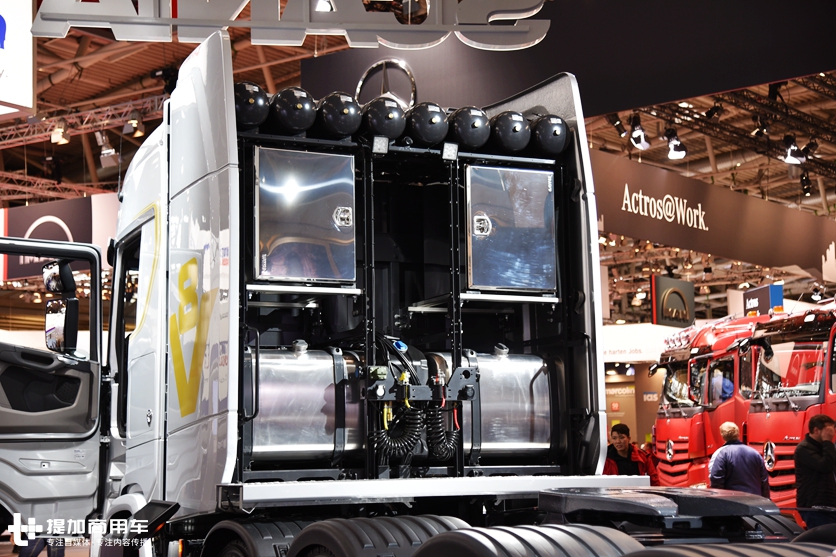 车身8处V8标识,5轴730马力,斯堪尼亚首发亮相的S730大件牵引车实拍 - 第9张 - 提加商用车网 车身8处V8标识,5轴730马力,斯堪尼亚首发亮相的S730大件牵引车实拍 - 第9张