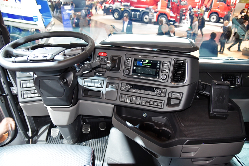 车身8处V8标识,5轴730马力,斯堪尼亚首发亮相的S730大件牵引车实拍 - 第10张 - 提加商用车网 车身8处V8标识,5轴730马力,斯堪尼亚首发亮相的S730大件牵引车实拍 - 第10张