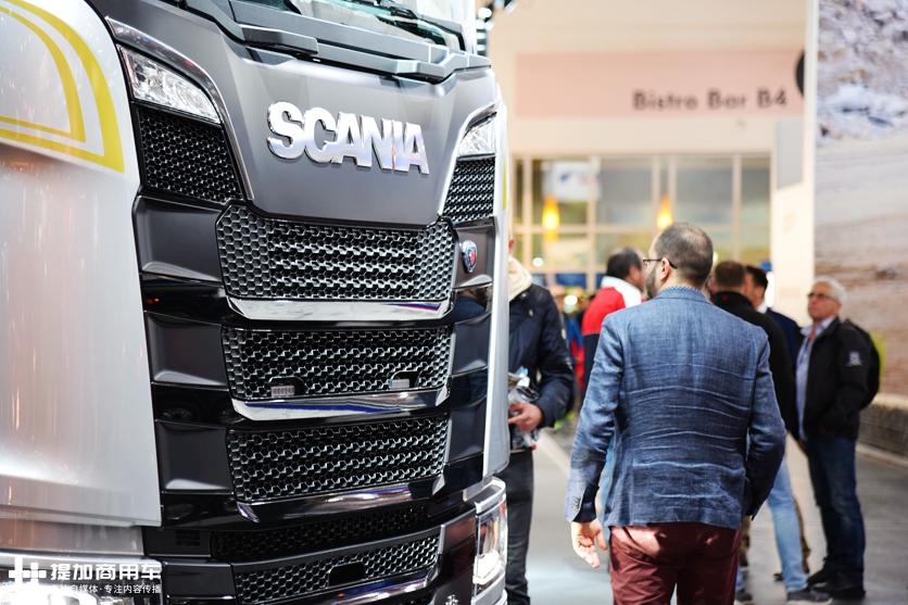 车身8处V8标识,5轴730马力,斯堪尼亚首发亮相的S730大件牵引车实拍 - 第4张 - 提加商用车网 车身8处V8标识,5轴730马力,斯堪尼亚首发亮相的S730大件牵引车实拍 - 第4张