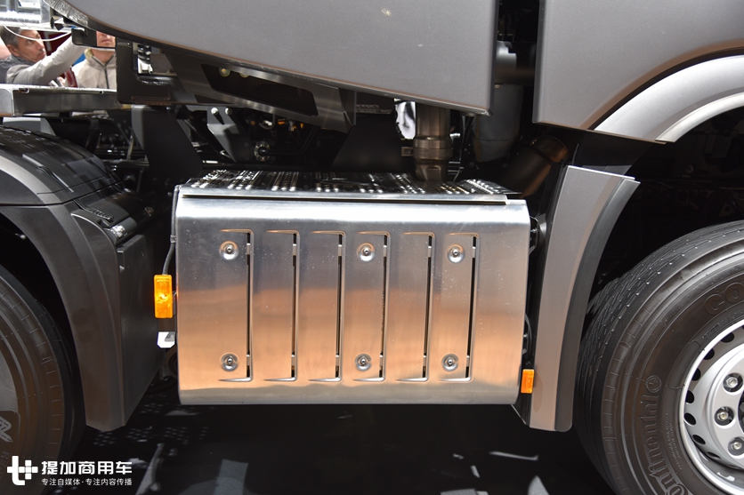 奔驰卡车的性能怪兽,配新款内饰的,630马力Arocs大件牵引车实拍 - 第8张 - 提加商用车网 奔驰卡车的性能怪兽,配新款内饰的,630马力Arocs大件牵引车实拍 - 第8张