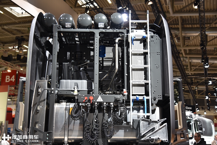 奔驰卡车的性能怪兽,配新款内饰的,630马力Arocs大件牵引车实拍 - 第9张 - 提加商用车网 奔驰卡车的性能怪兽,配新款内饰的,630马力Arocs大件牵引车实拍 - 第9张