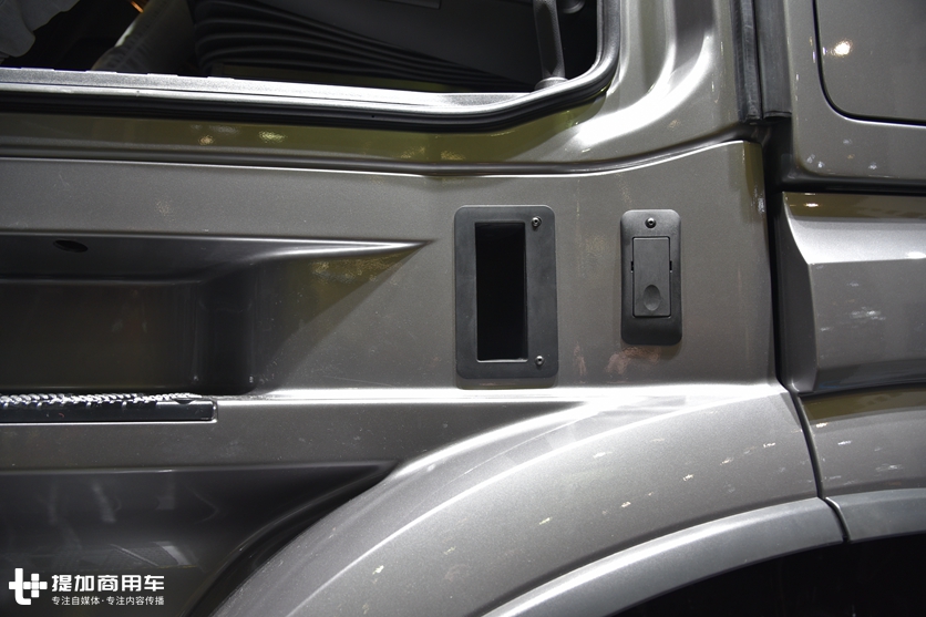 奔驰卡车的性能怪兽,配新款内饰的,630马力Arocs大件牵引车实拍 - 第12张 - 提加商用车网 奔驰卡车的性能怪兽,配新款内饰的,630马力Arocs大件牵引车实拍 - 第12张