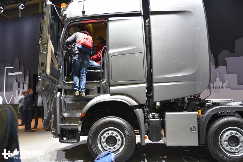 奔驰卡车的性能怪兽,配新款内饰的,630马力Arocs大件牵引车实拍 - 第13张 - 提加商用车网 奔驰卡车的性能怪兽,配新款内饰的,630马力Arocs大件牵引车实拍 - 第13张