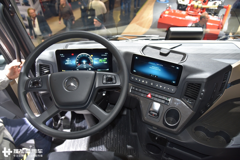 奔驰卡车的性能怪兽,配新款内饰的,630马力Arocs大件牵引车实拍 - 第14张 - 提加商用车网 奔驰卡车的性能怪兽,配新款内饰的,630马力Arocs大件牵引车实拍 - 第14张