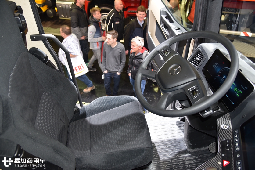 奔驰卡车的性能怪兽,配新款内饰的,630马力Arocs大件牵引车实拍 - 第18张 - 提加商用车网 奔驰卡车的性能怪兽,配新款内饰的,630马力Arocs大件牵引车实拍 - 第18张