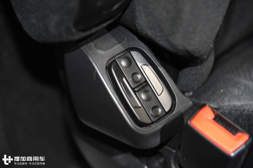 奔驰卡车的性能怪兽,配新款内饰的,630马力Arocs大件牵引车实拍 - 第19张 - 提加商用车网 奔驰卡车的性能怪兽,配新款内饰的,630马力Arocs大件牵引车实拍 - 第19张