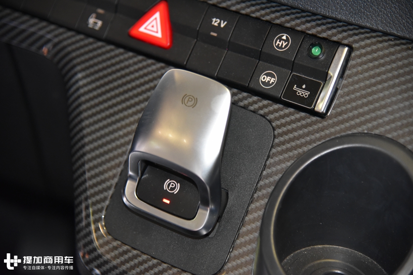 奔驰卡车的性能怪兽,配新款内饰的,630马力Arocs大件牵引车实拍 - 第20张 - 提加商用车网 奔驰卡车的性能怪兽,配新款内饰的,630马力Arocs大件牵引车实拍 - 第20张