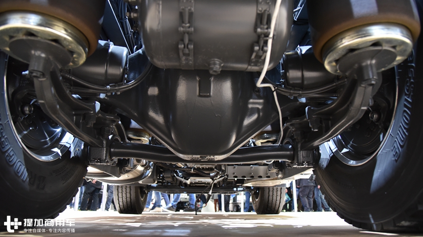 510马力,适时全驱,带您见识一款暴力版奔驰阿洛斯4X2牵引车 - 第6张 - 提加商用车网 510马力,适时全驱,带您见识一款暴力版奔驰阿洛斯4X2牵引车 - 第6张