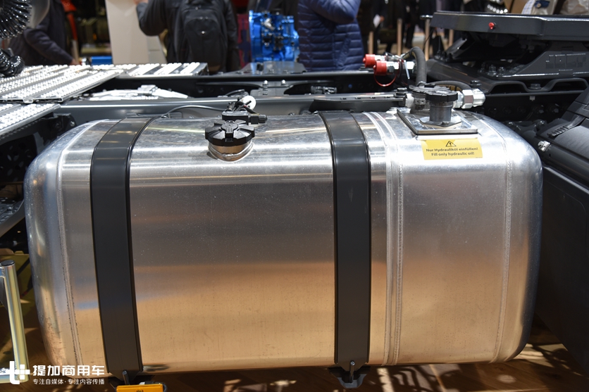 510马力,适时全驱,带您见识一款暴力版奔驰阿洛斯4X2牵引车 - 第7张 - 提加商用车网 510马力,适时全驱,带您见识一款暴力版奔驰阿洛斯4X2牵引车 - 第7张