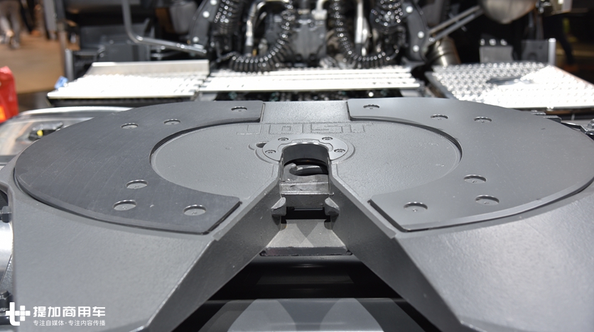 510马力,适时全驱,带您见识一款暴力版奔驰阿洛斯4X2牵引车 - 第11张 - 提加商用车网 510马力,适时全驱,带您见识一款暴力版奔驰阿洛斯4X2牵引车 - 第11张