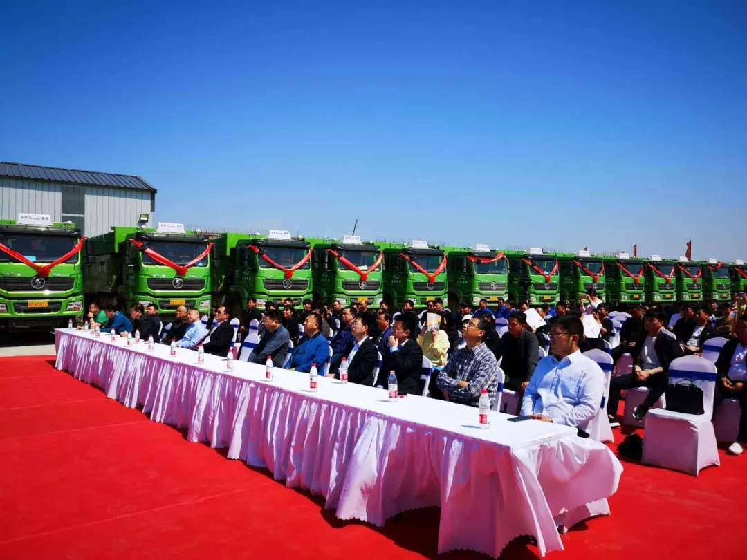 陕汽重卡·平顶山诚丰首批50台天然气渣土车批量交车仪式 - 第2张