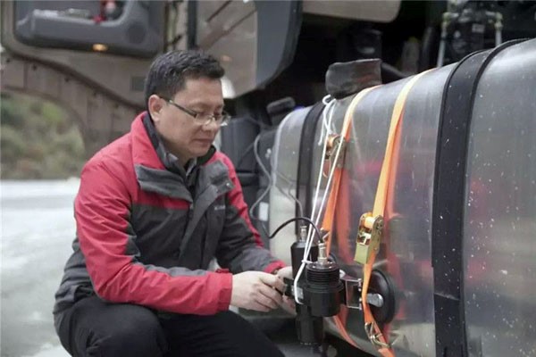 川藏线天堑二郎山首迎国内高端重卡平稳穿越 - 第2张 - 提加商用车网 川藏线天堑二郎山首迎国内高端重卡平稳穿越 - 第2张