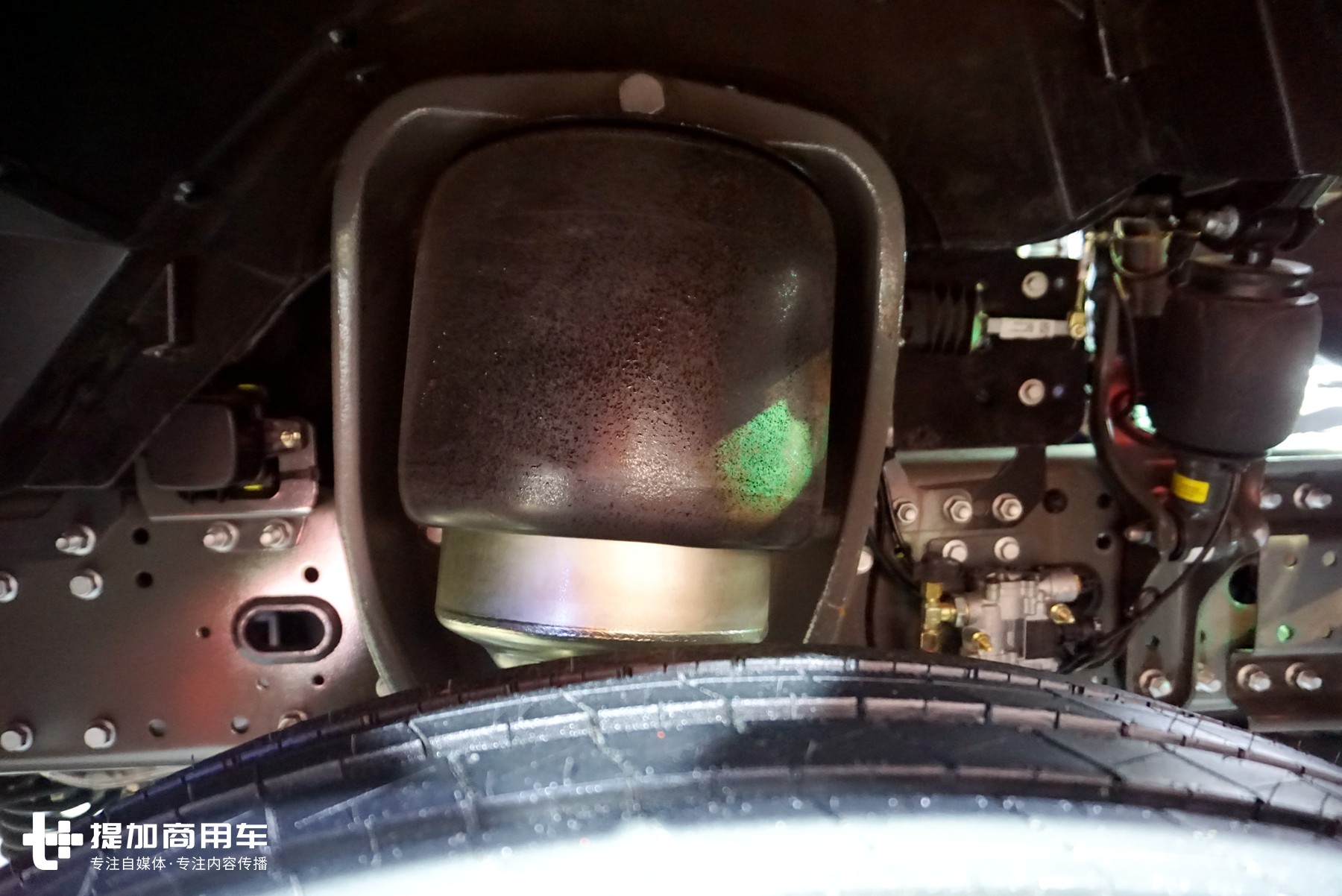 配置高到前桥也配气囊悬架,带您见识国六汕德卡牵引车的新进化 - 第7张 - 提加商用车网 配置高到前桥也配气囊悬架,带您见识国六汕德卡牵引车的新进化 - 第7张