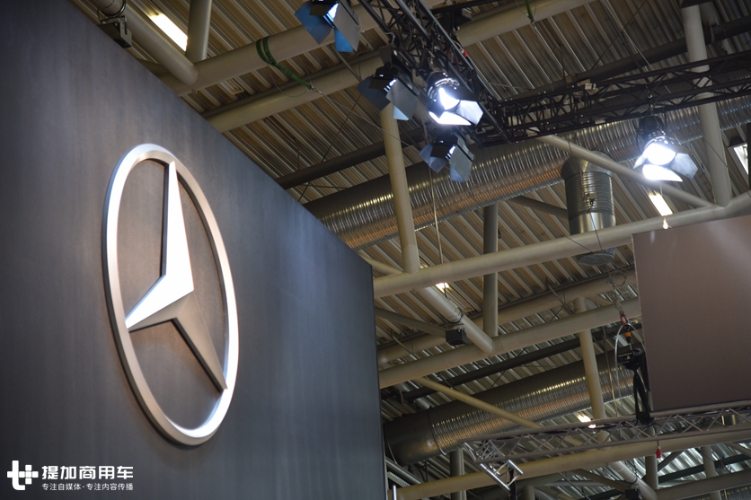 6轴车型最抢眼,2019宝马展中联展出的奔驰Arocs底盘混凝土泵车实拍 - 第1张 - 提加商用车网 6轴车型最抢眼,2019宝马展中联展出的奔驰Arocs底盘混凝土泵车实拍 - 第1张