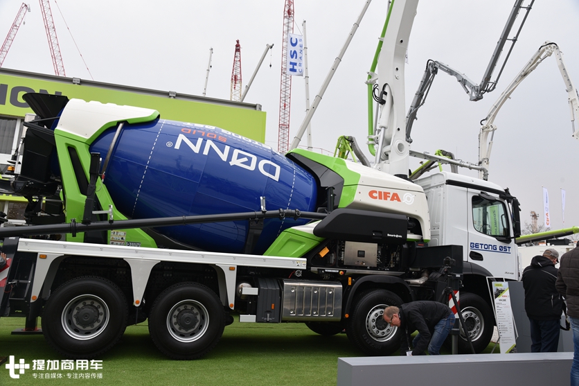 6轴车型最抢眼,2019宝马展中联展出的奔驰Arocs底盘混凝土泵车实拍 - 第4张 - 提加商用车网 6轴车型最抢眼,2019宝马展中联展出的奔驰Arocs底盘混凝土泵车实拍 - 第4张