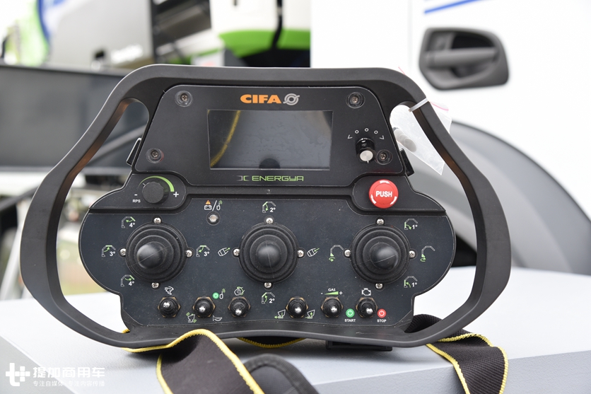 6轴车型最抢眼,2019宝马展中联展出的奔驰Arocs底盘混凝土泵车实拍 - 第5张 - 提加商用车网 6轴车型最抢眼,2019宝马展中联展出的奔驰Arocs底盘混凝土泵车实拍 - 第5张