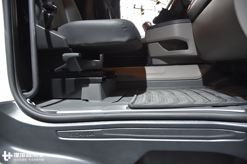 4X4全驱,配车载冰箱,500马力的斯堪尼亚R系XT工程版牵引车实拍 - 第16张 - 提加商用车网 4X4全驱,配车载冰箱,500马力的斯堪尼亚R系XT工程版牵引车实拍 - 第16张