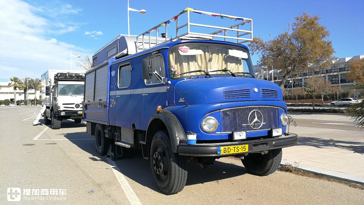 偶遇如今已鲜为人知的奔驰Kurzhauber卡车,40多年车龄,车主开着它到处旅行 - 第1张 - 提加商用车网 偶遇如今已鲜为人知的奔驰Kurzhauber卡车,40多年车龄,车主开着它到处旅行 - 第1张