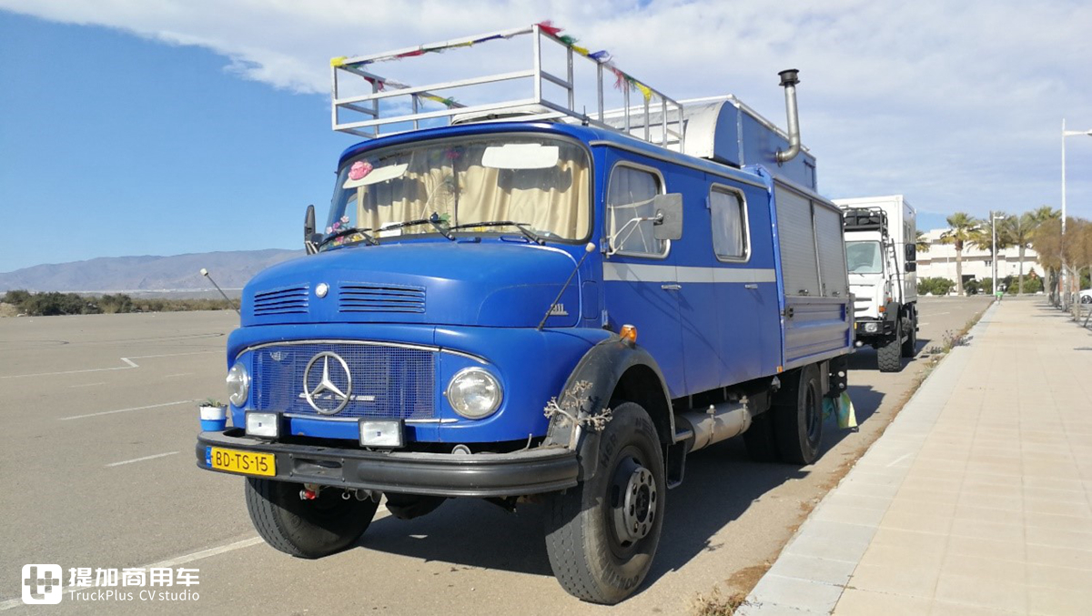 偶遇如今已鲜为人知的奔驰Kurzhauber卡车,40多年车龄,车主开着它到处旅行 - 第2张 - 提加商用车网 偶遇如今已鲜为人知的奔驰Kurzhauber卡车,40多年车龄,车主开着它到处旅行 - 第2张