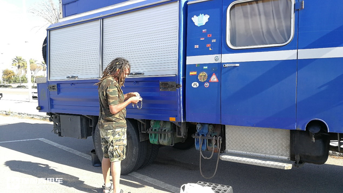 偶遇如今已鲜为人知的奔驰Kurzhauber卡车,40多年车龄,车主开着它到处旅行 - 第6张 - 提加商用车网 偶遇如今已鲜为人知的奔驰Kurzhauber卡车,40多年车龄,车主开着它到处旅行 - 第6张