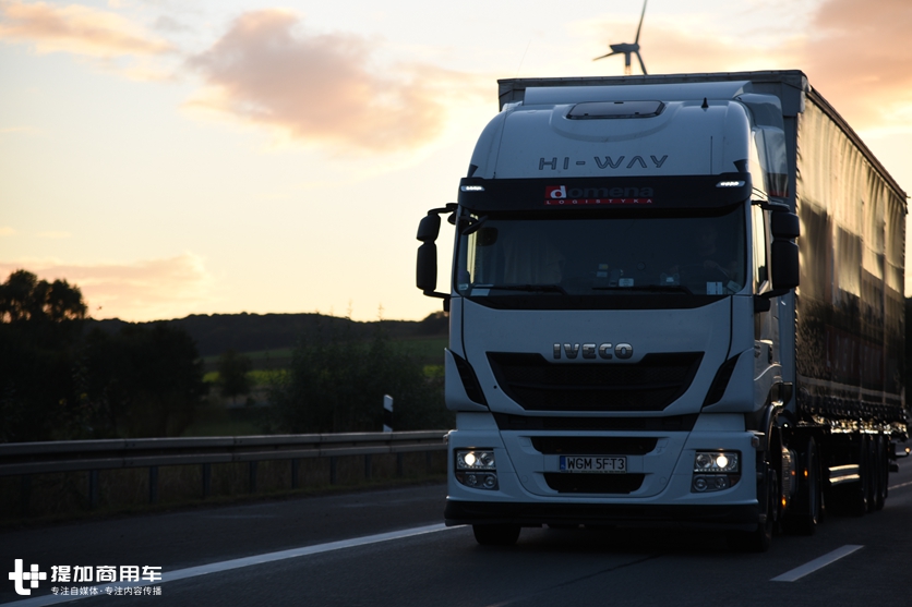 货箱带挖斗,自挖自卸一个人轻松搞定,依维柯新STRALIS自卸车实拍 - 第1张 - 提加商用车网 货箱带挖斗,自挖自卸一个人轻松搞定,依维柯新STRALIS自卸车实拍 - 第1张