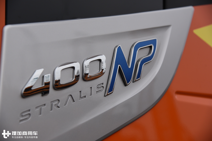 货箱带挖斗,自挖自卸一个人轻松搞定,依维柯新STRALIS自卸车实拍 - 第7张 - 提加商用车网 货箱带挖斗,自挖自卸一个人轻松搞定,依维柯新STRALIS自卸车实拍 - 第7张