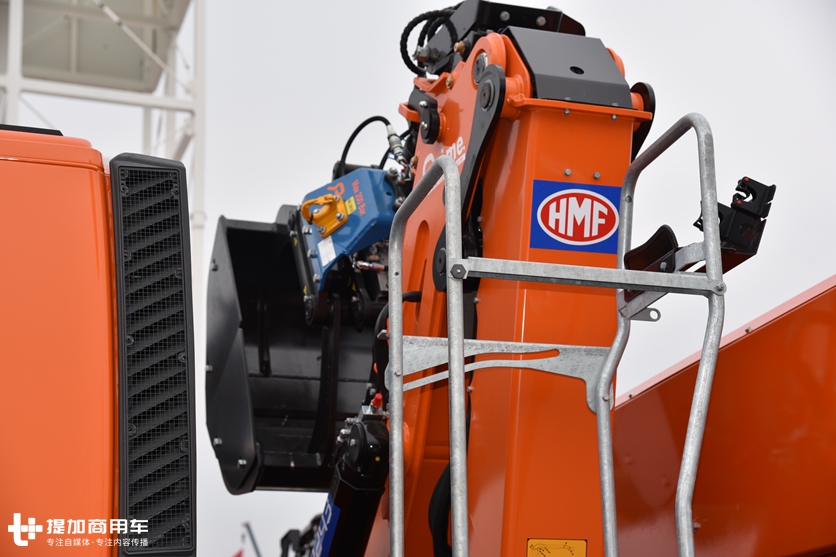 货箱带挖斗,自挖自卸一个人轻松搞定,依维柯新STRALIS自卸车实拍 - 第12张 - 提加商用车网 货箱带挖斗,自挖自卸一个人轻松搞定,依维柯新STRALIS自卸车实拍 - 第12张