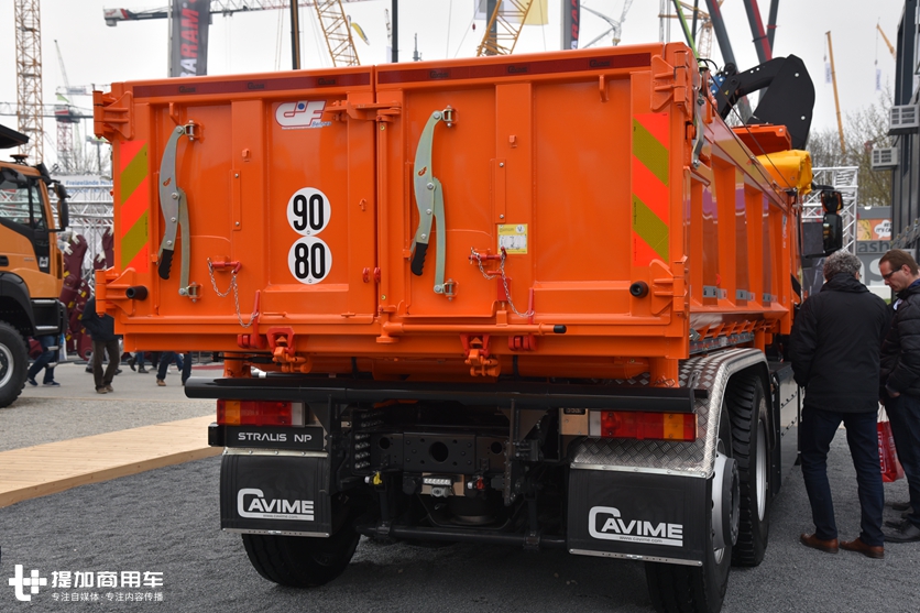 货箱带挖斗,自挖自卸一个人轻松搞定,依维柯新STRALIS自卸车实拍 - 第14张 - 提加商用车网 货箱带挖斗,自挖自卸一个人轻松搞定,依维柯新STRALIS自卸车实拍 - 第14张