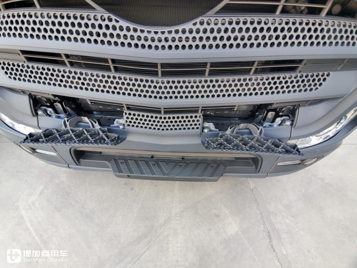 青岛物流老板一下子买了12辆奔驰新Actros，什么配置？小编实拍给你看 - 第4张