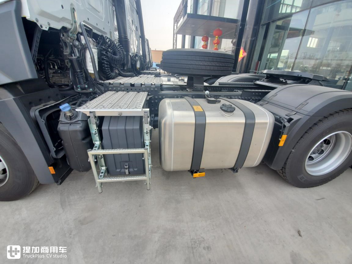 青岛物流老板一下子买了12辆奔驰新Actros，什么配置？小编实拍给你看 - 第7张
