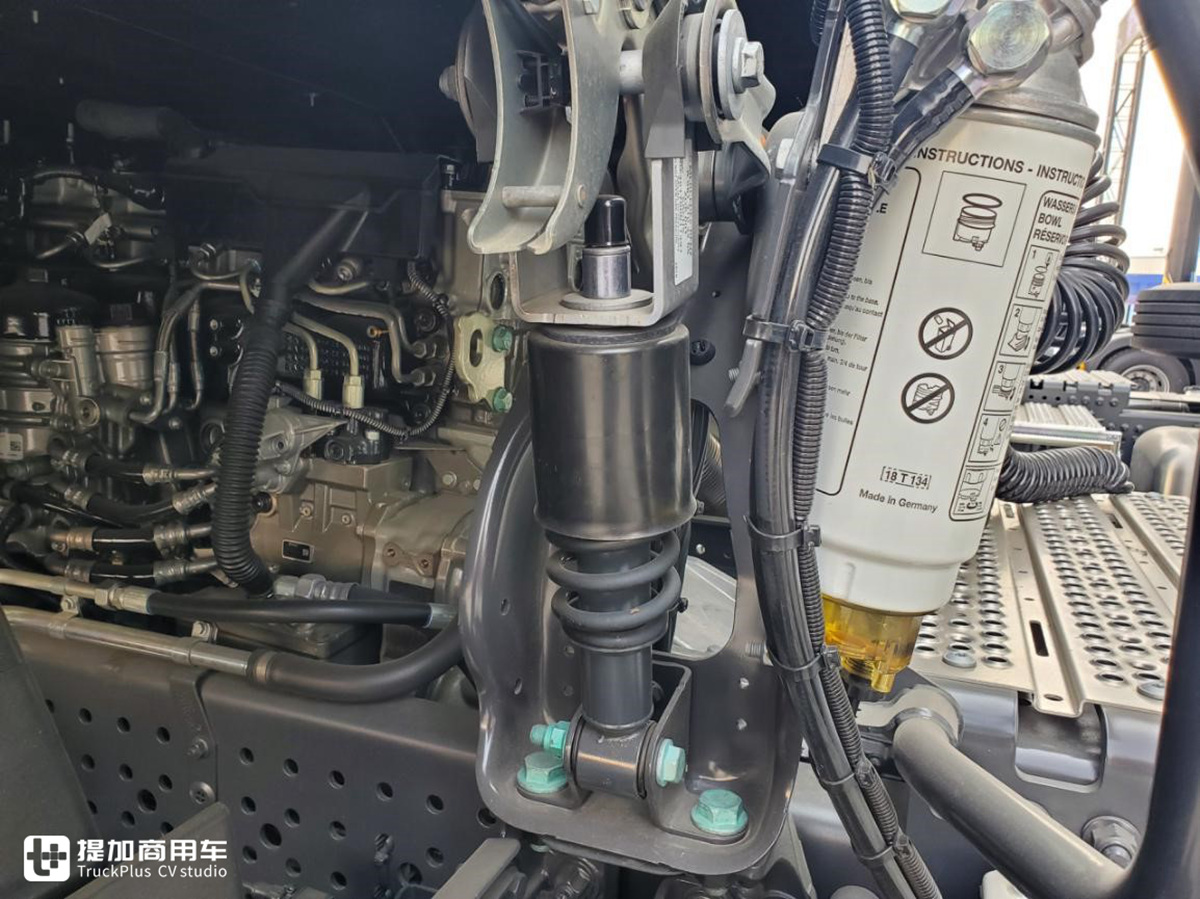 青岛物流老板一下子买了12辆奔驰新Actros，什么配置？小编实拍给你看 - 第9张