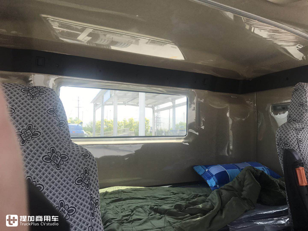 少见的平顶驾驶室的汕德卡C7H牵引车实拍,竟然还是平地板设计! - 第3张 - 提加商用车网 少见的平顶驾驶室的汕德卡C7H牵引车实拍,竟然还是平地板设计! - 第3张