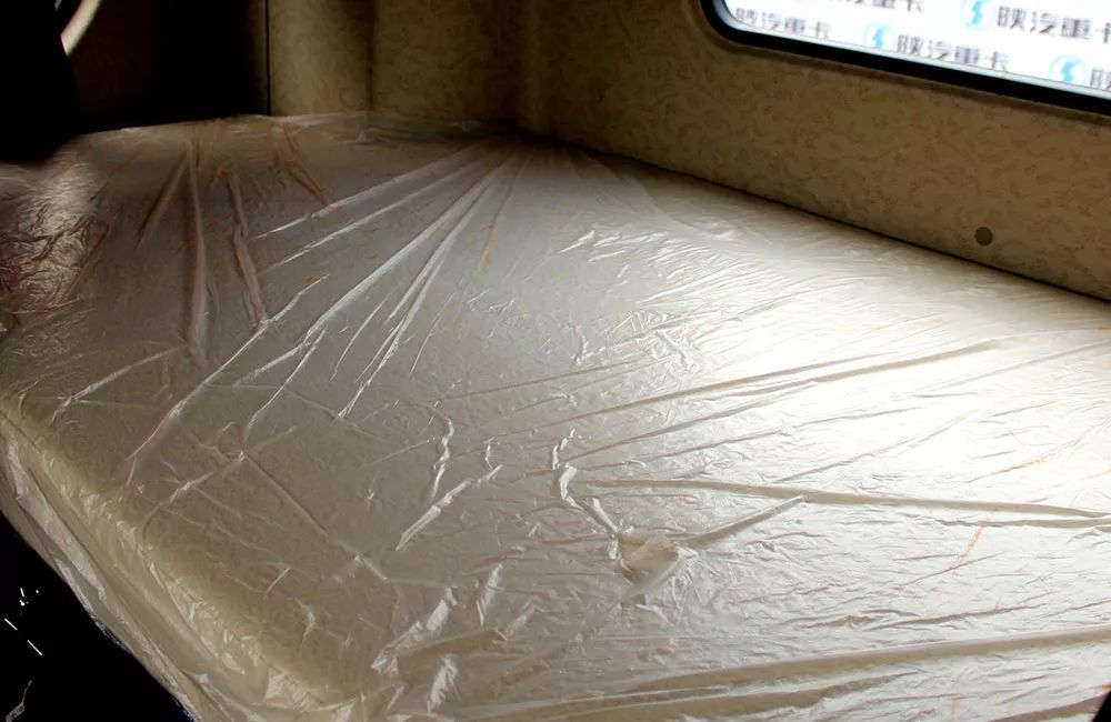 豪华卧铺 舒享全程 行业超宽900mm豪华卧铺,新内饰及座椅.