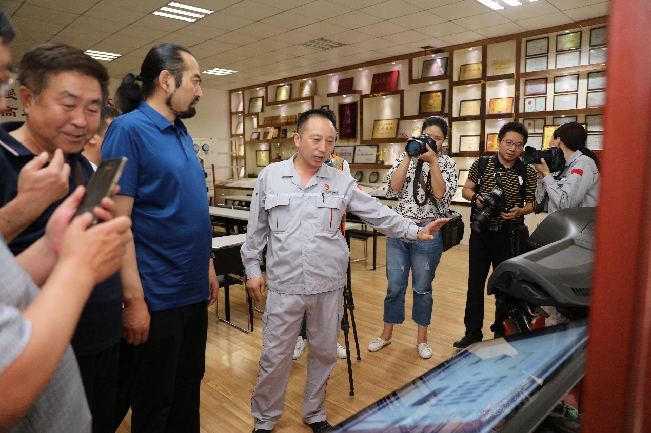 争做大国顶梁柱,传递国企好声音,时代楷模其美多吉走进东风商用车 - 第2张 - 提加商用车网 争做大国顶梁柱,传递国企好声音,时代楷模其美多吉走进东风商用车 - 第2张