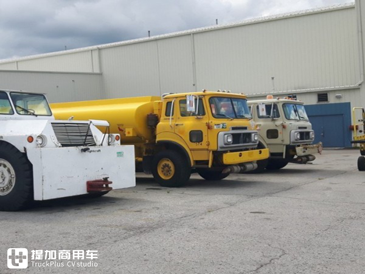 82年出厂现在还在用，加拿大魁北克机场惊现“古董级”美式平头卡车 - 第8张