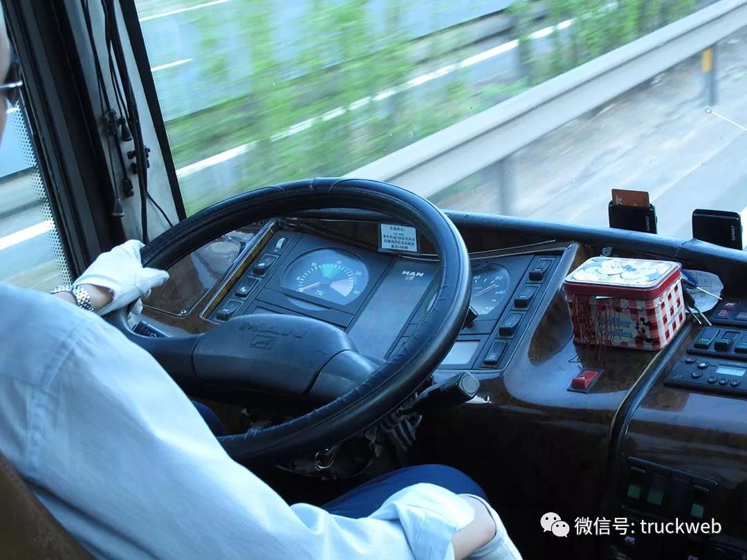当年售价超150万 MAN底盘的天津伊利萨尔新世纪豪华客车 - 第8张 - 提加商用车网 当年售价超150万 MAN底盘的天津伊利萨尔新世纪豪华客车 - 第8张