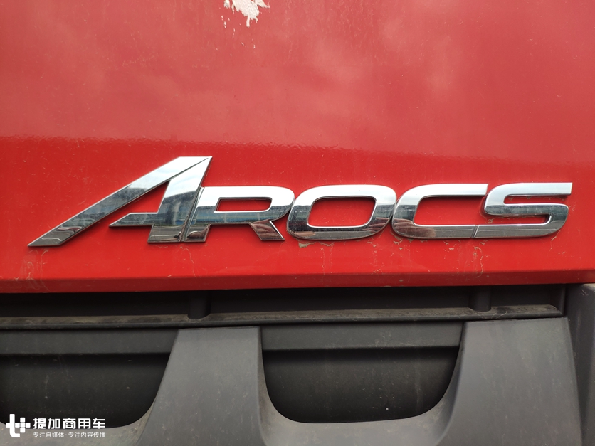 5轴车3轴驱动,一次加油能跑5000公里?少见的奔驰油田作业底盘车实拍 - 第2张 - 提加商用车网 5轴车3轴驱动,一次加油能跑5000公里?少见的奔驰油田作业底盘车实拍 - 第2张