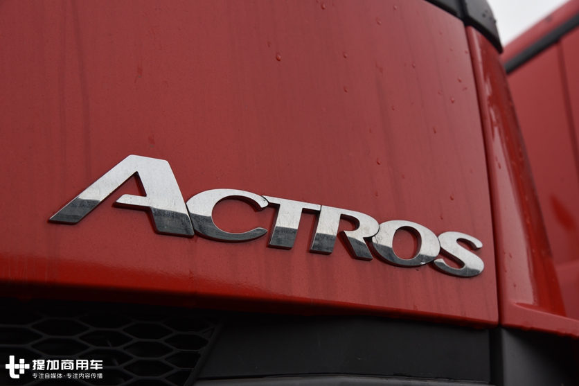 5轴车3轴驱动,一次加油能跑5000公里?少见的奔驰油田作业底盘车实拍 - 第3张 - 提加商用车网 5轴车3轴驱动,一次加油能跑5000公里?少见的奔驰油田作业底盘车实拍 - 第3张