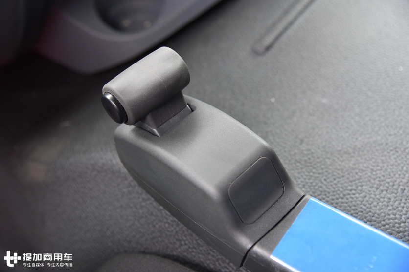 5轴车3轴驱动,一次加油能跑5000公里?少见的奔驰油田作业底盘车实拍 - 第5张 - 提加商用车网 5轴车3轴驱动,一次加油能跑5000公里?少见的奔驰油田作业底盘车实拍 - 第5张