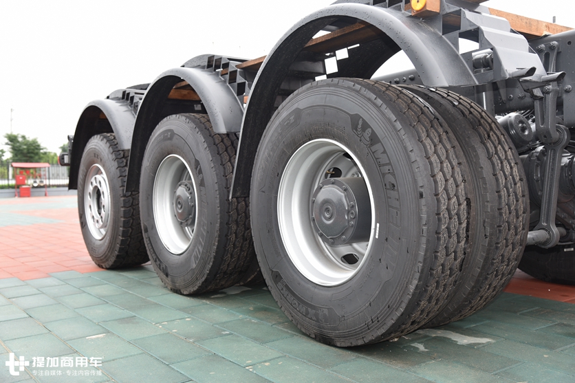 5轴车3轴驱动,一次加油能跑5000公里?少见的奔驰油田作业底盘车实拍 - 第7张 - 提加商用车网 5轴车3轴驱动,一次加油能跑5000公里?少见的奔驰油田作业底盘车实拍 - 第7张
