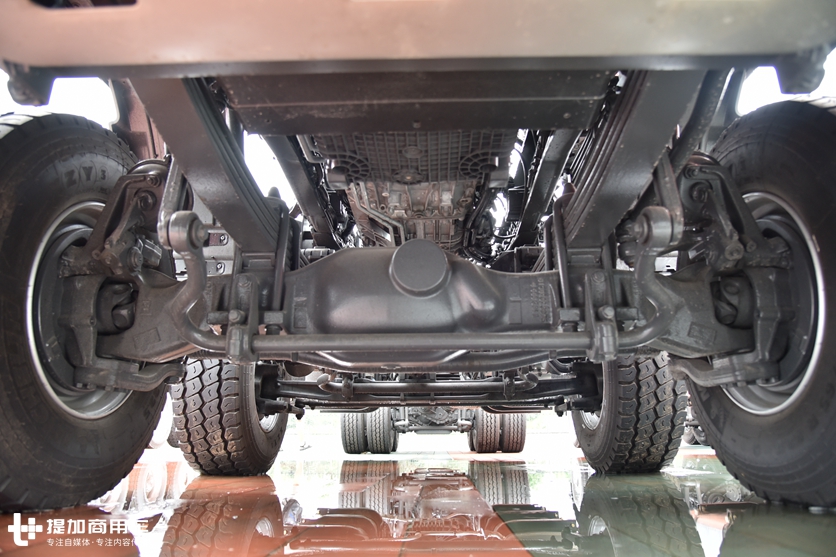 5轴车3轴驱动,一次加油能跑5000公里?少见的奔驰油田作业底盘车实拍 - 第8张 - 提加商用车网 5轴车3轴驱动,一次加油能跑5000公里?少见的奔驰油田作业底盘车实拍 - 第8张