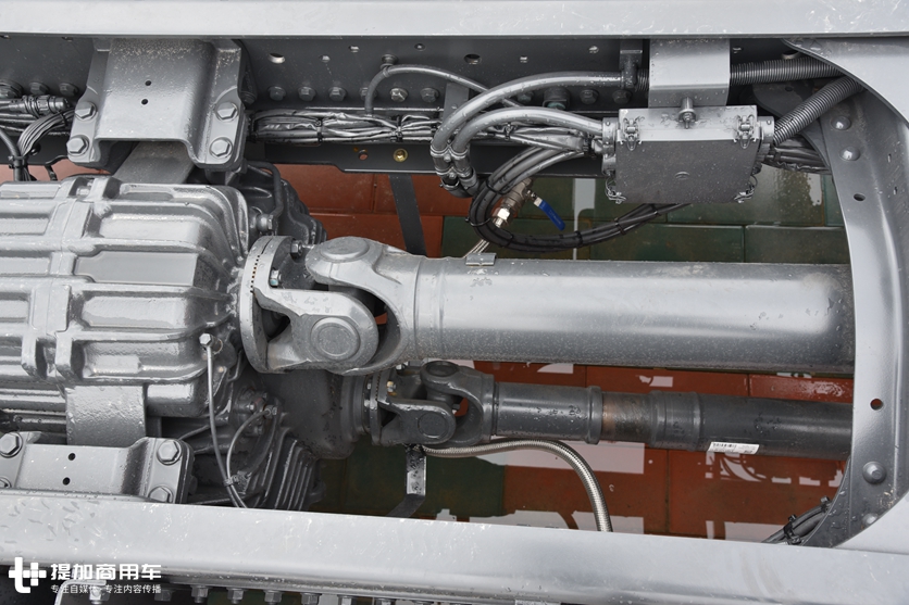 5轴车3轴驱动,一次加油能跑5000公里?少见的奔驰油田作业底盘车实拍 - 第9张 - 提加商用车网 5轴车3轴驱动,一次加油能跑5000公里?少见的奔驰油田作业底盘车实拍 - 第9张