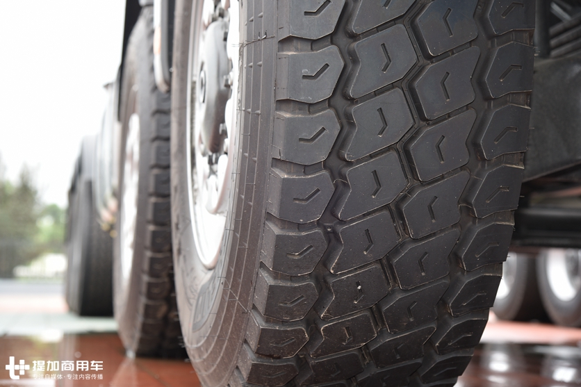 5轴车3轴驱动,一次加油能跑5000公里?少见的奔驰油田作业底盘车实拍 - 第10张 - 提加商用车网 5轴车3轴驱动,一次加油能跑5000公里?少见的奔驰油田作业底盘车实拍 - 第10张