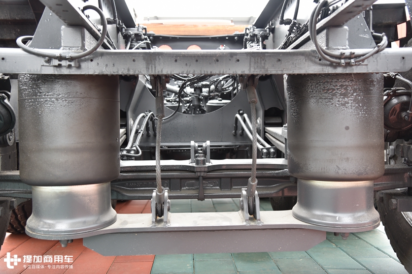 5轴车3轴驱动,一次加油能跑5000公里?少见的奔驰油田作业底盘车实拍 - 第11张 - 提加商用车网 5轴车3轴驱动,一次加油能跑5000公里?少见的奔驰油田作业底盘车实拍 - 第11张