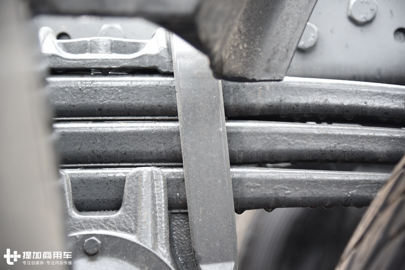 5轴车3轴驱动,一次加油能跑5000公里?少见的奔驰油田作业底盘车实拍 - 第12张 - 提加商用车网 5轴车3轴驱动,一次加油能跑5000公里?少见的奔驰油田作业底盘车实拍 - 第12张