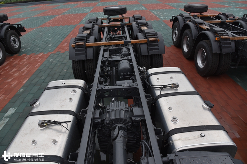 5轴车3轴驱动,一次加油能跑5000公里?少见的奔驰油田作业底盘车实拍 - 第13张 - 提加商用车网 5轴车3轴驱动,一次加油能跑5000公里?少见的奔驰油田作业底盘车实拍 - 第13张