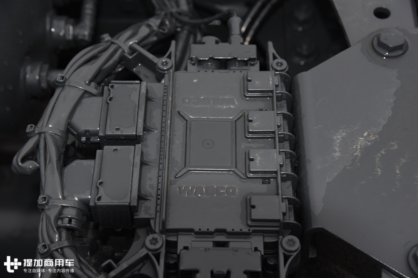 5轴车3轴驱动,一次加油能跑5000公里?少见的奔驰油田作业底盘车实拍 - 第14张 - 提加商用车网 5轴车3轴驱动,一次加油能跑5000公里?少见的奔驰油田作业底盘车实拍 - 第14张