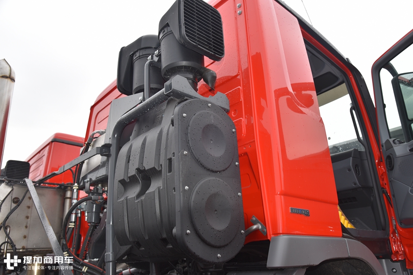 5轴车3轴驱动,一次加油能跑5000公里?少见的奔驰油田作业底盘车实拍 - 第15张 - 提加商用车网 5轴车3轴驱动,一次加油能跑5000公里?少见的奔驰油田作业底盘车实拍 - 第15张