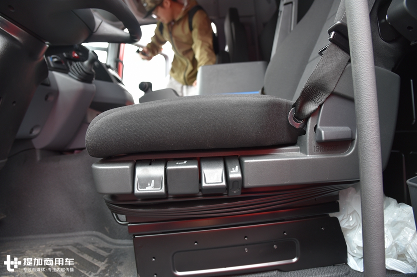 5轴车3轴驱动,一次加油能跑5000公里?少见的奔驰油田作业底盘车实拍 - 第16张 - 提加商用车网 5轴车3轴驱动,一次加油能跑5000公里?少见的奔驰油田作业底盘车实拍 - 第16张