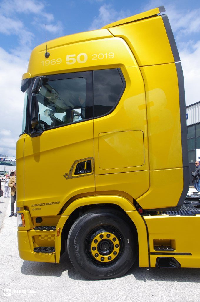 独特哑光金配色,斯堪尼亚发布V8发动机50周年纪念限量版车型 - 第3张 - 提加商用车网 独特哑光金配色,斯堪尼亚发布V8发动机50周年纪念限量版车型 - 第3张